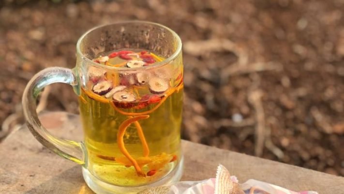 Không nên uống trà khi quá đói