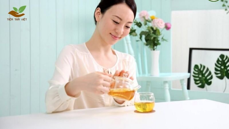 Ngoài phụ nữ, đàn ông và người da khô cũng nên uống trà dưỡng nhan